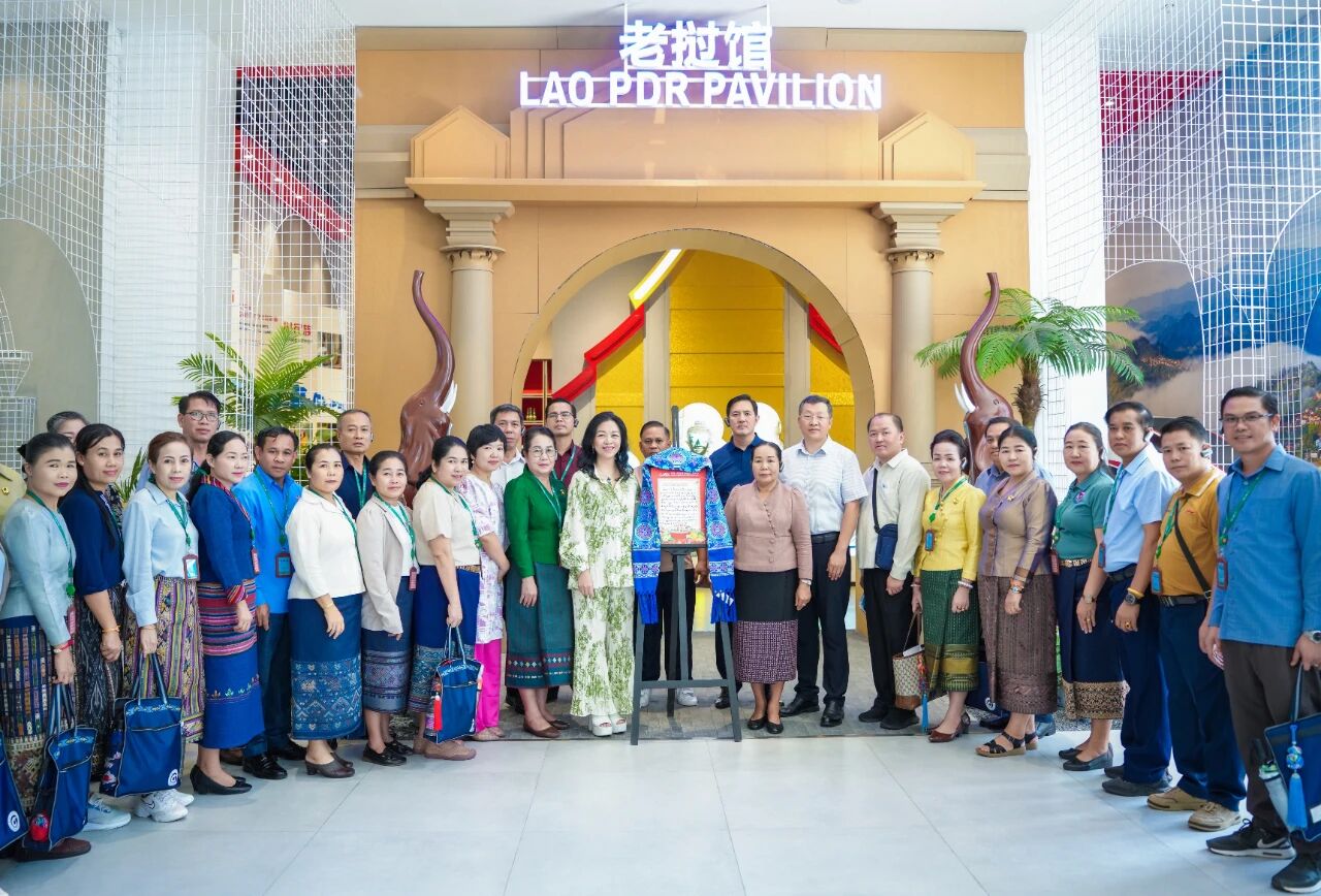 老撾建國(guó)陣線(xiàn)中央副主席、紀(jì)委書(shū)記希帕占·南塔馮薩率團(tuán)到中新物流園、匯聚中心參觀(guān)考察